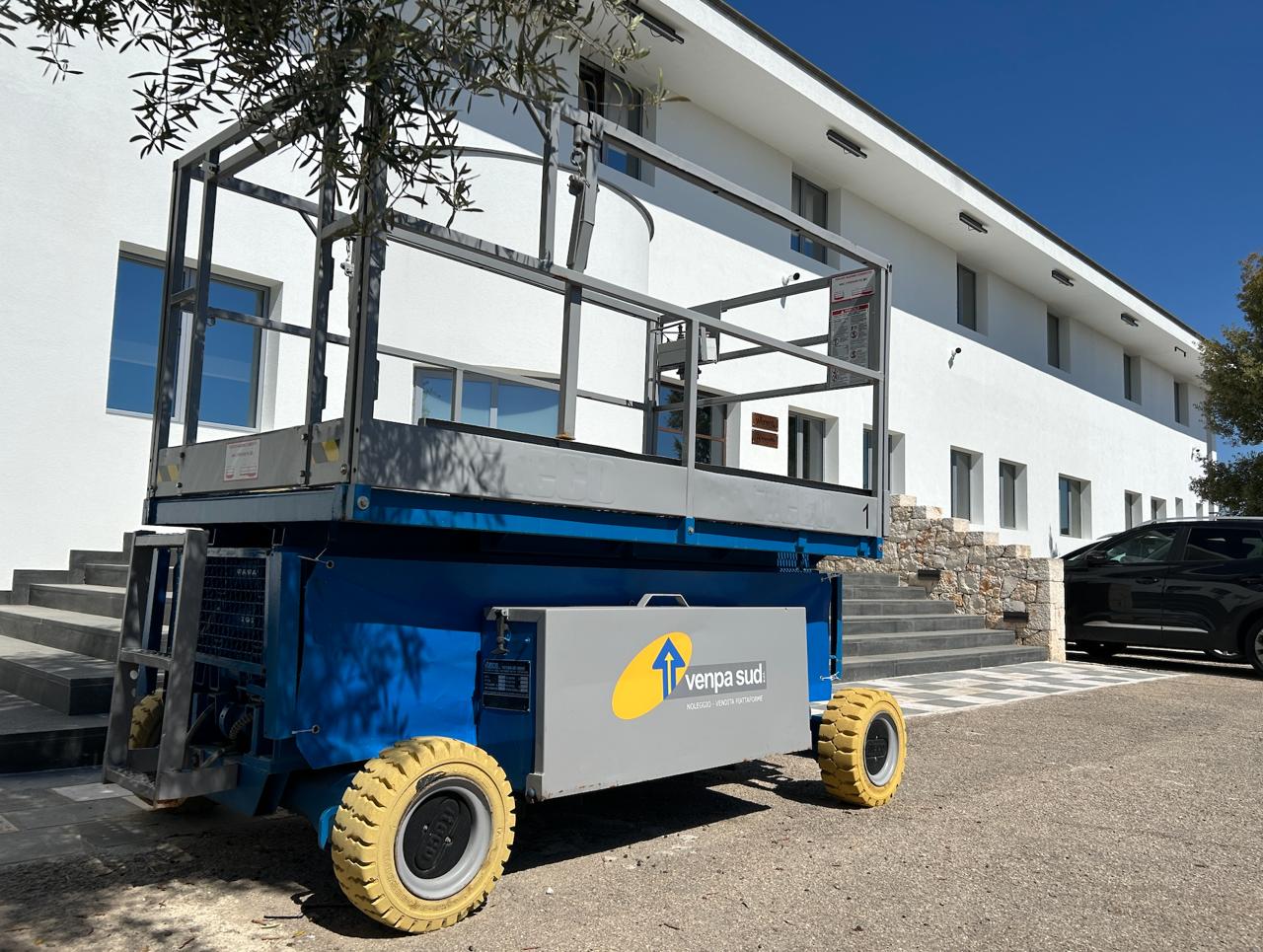 La sede di Taranto con la prima piattaforma del 1996 all'ingresso