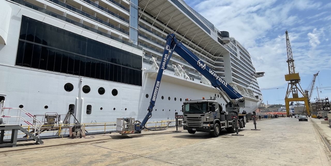 Una piattaforma autocarrata Werent impegnata nella manutenzione di navi da crociera e superyacht