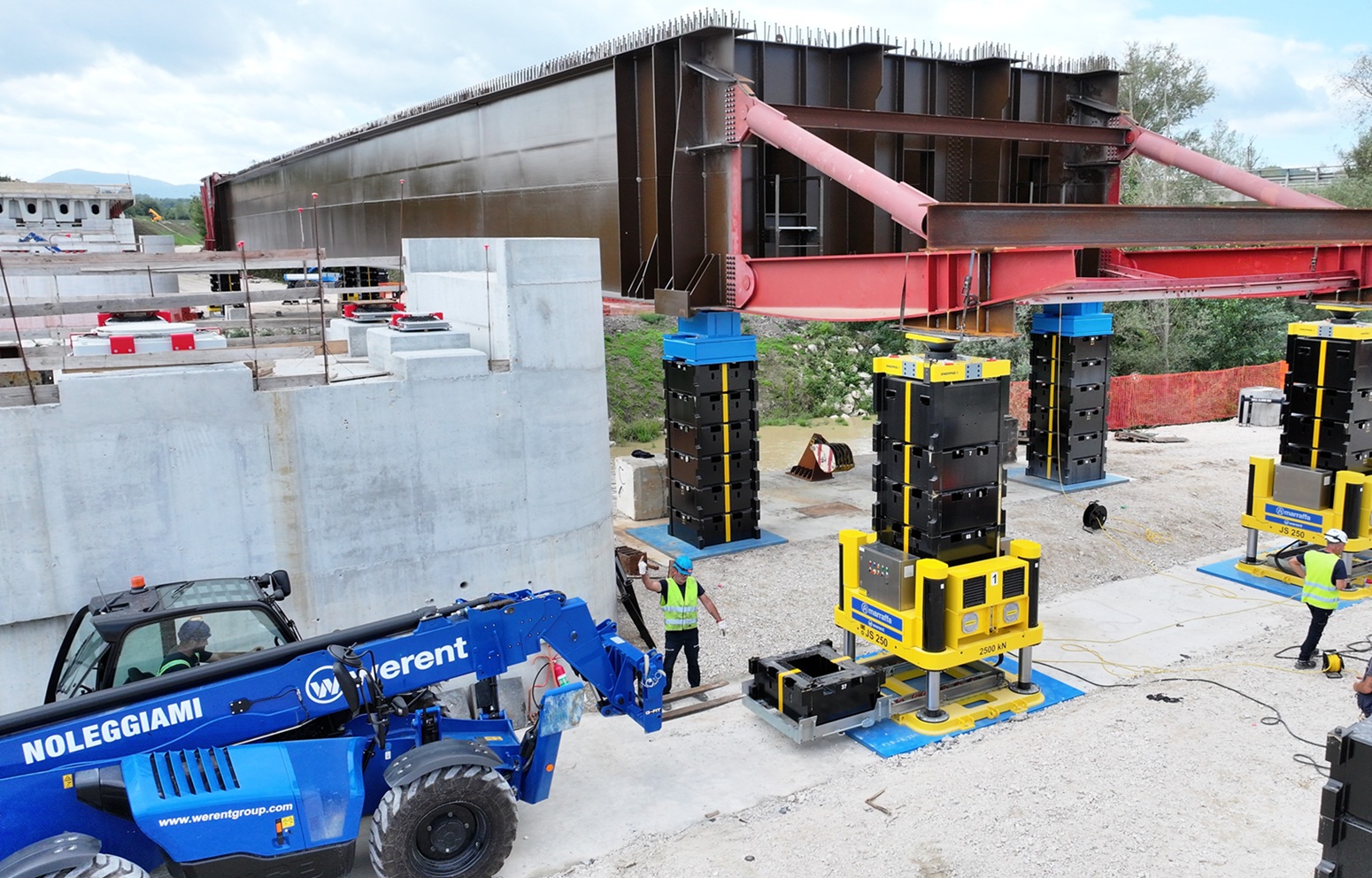 Sistema di sollevamento jack-up a noleggio Werent nel varo di un ponte da 600 ton